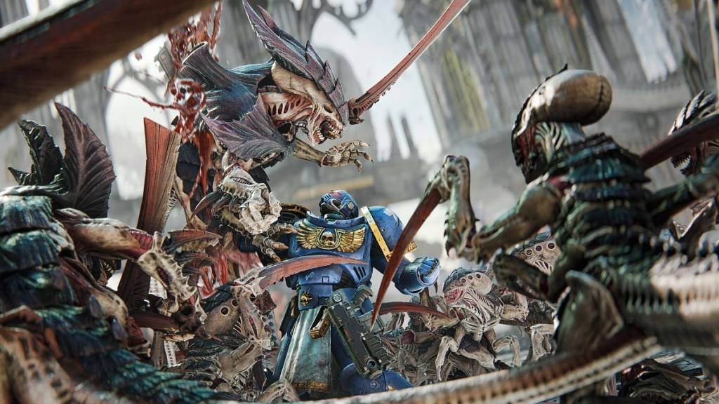 Nakikipaglaban sa Tyranids sa Space Marine 2.
